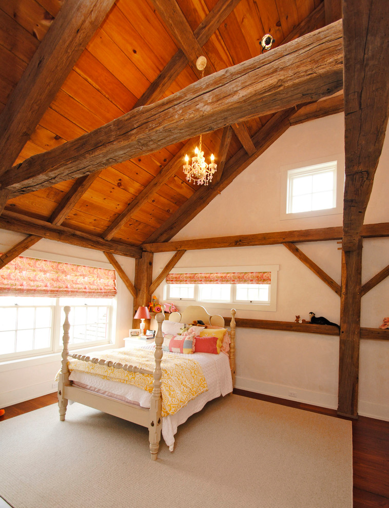 Imagen de habitación de invitados rural grande con paredes beige y suelo de madera en tonos medios
