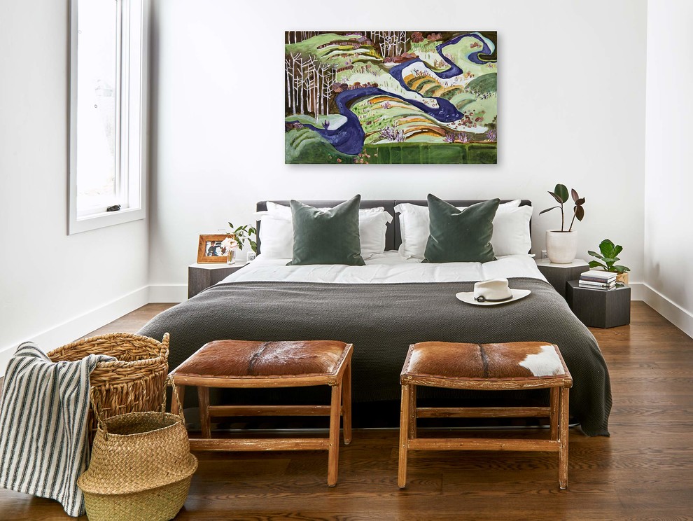 Foto de dormitorio principal campestre con paredes blancas, suelo de madera oscura y suelo marrón