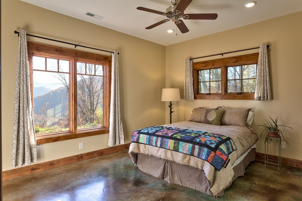 На фото: хозяйская спальня среднего размера: освещение в классическом стиле с бежевыми стенами, бетонным полом и коричневым полом