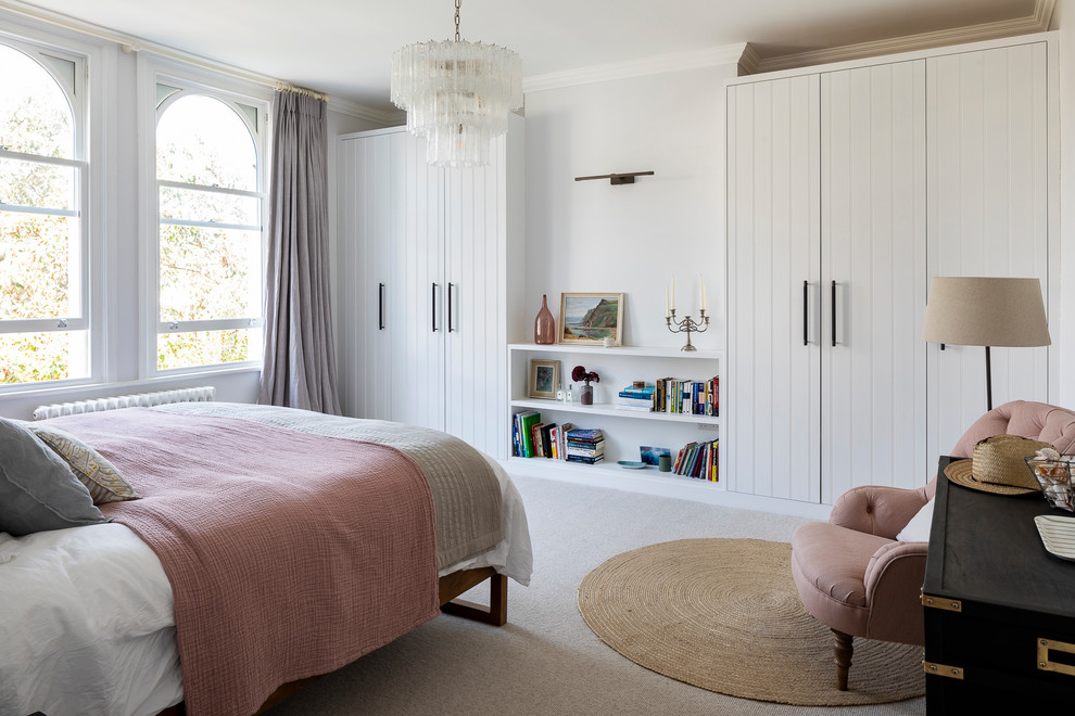 ロンドンにある中くらいなトランジショナルスタイルのおしゃれな主寝室 (グレーの壁、カーペット敷き、暖炉なし、グレーの床、照明) のインテリア