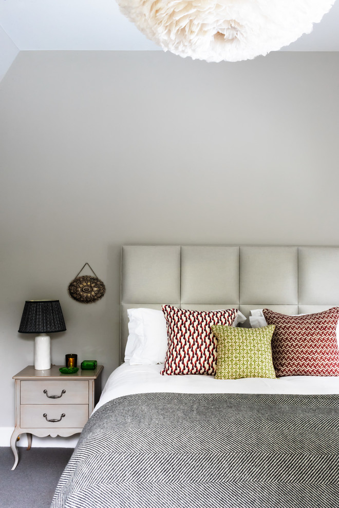 Стильный дизайн: хозяйская спальня в современном стиле с бежевыми стенами, ковровым покрытием, стандартным камином, фасадом камина из камня и бежевым полом - последний тренд