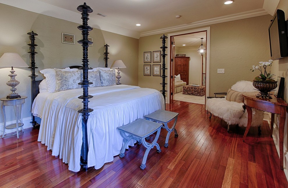 Imagen de dormitorio principal tradicional renovado extra grande sin chimenea con paredes grises y suelo de madera oscura