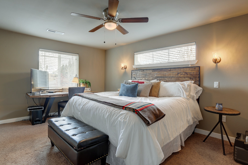 Imagen de dormitorio principal rústico de tamaño medio sin chimenea con paredes beige, moqueta y suelo beige