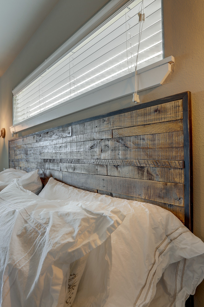 Стильный дизайн: хозяйская спальня среднего размера в стиле рустика с бежевыми стенами, ковровым покрытием и бежевым полом без камина - последний тренд