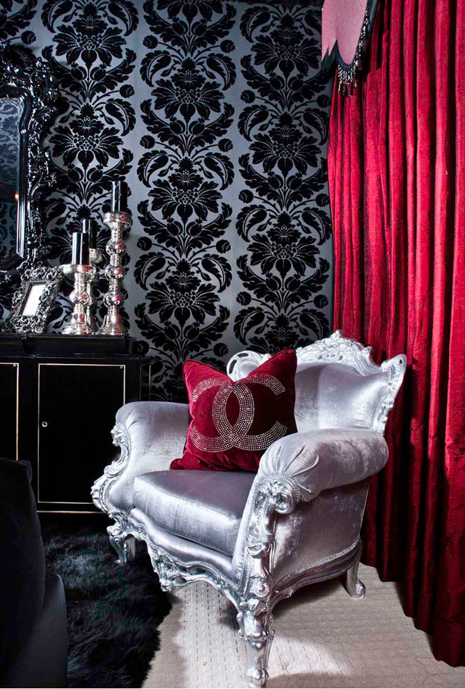 Свежая идея для дизайна: хозяйская спальня среднего размера в стиле неоклассика (современная классика) с черными стенами без камина - отличное фото интерьера