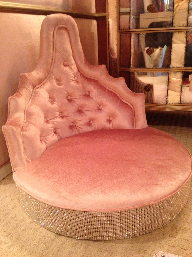 На фото: хозяйская спальня среднего размера в стиле неоклассика (современная классика) с розовыми стенами и ковровым покрытием без камина с