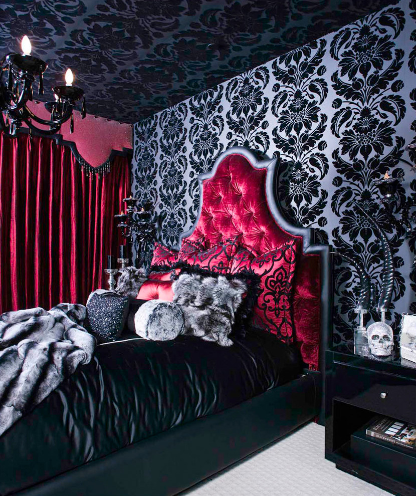 Стильный дизайн: хозяйская спальня среднего размера в стиле неоклассика (современная классика) с черными стенами без камина - последний тренд