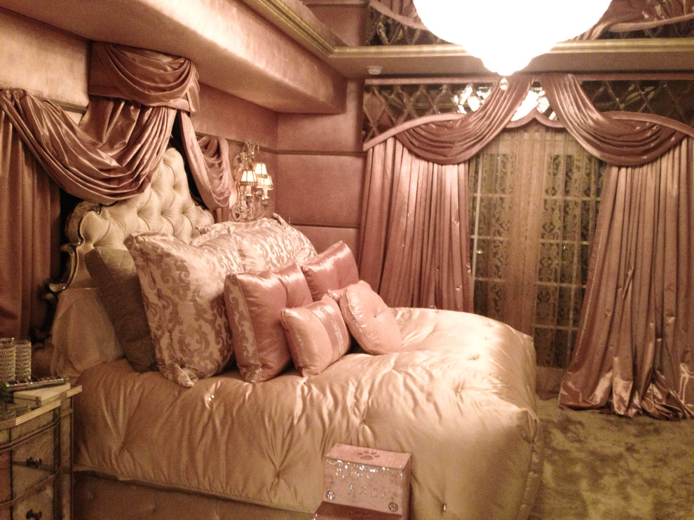 Modelo de dormitorio principal clásico renovado de tamaño medio sin chimenea con paredes rosas y moqueta
