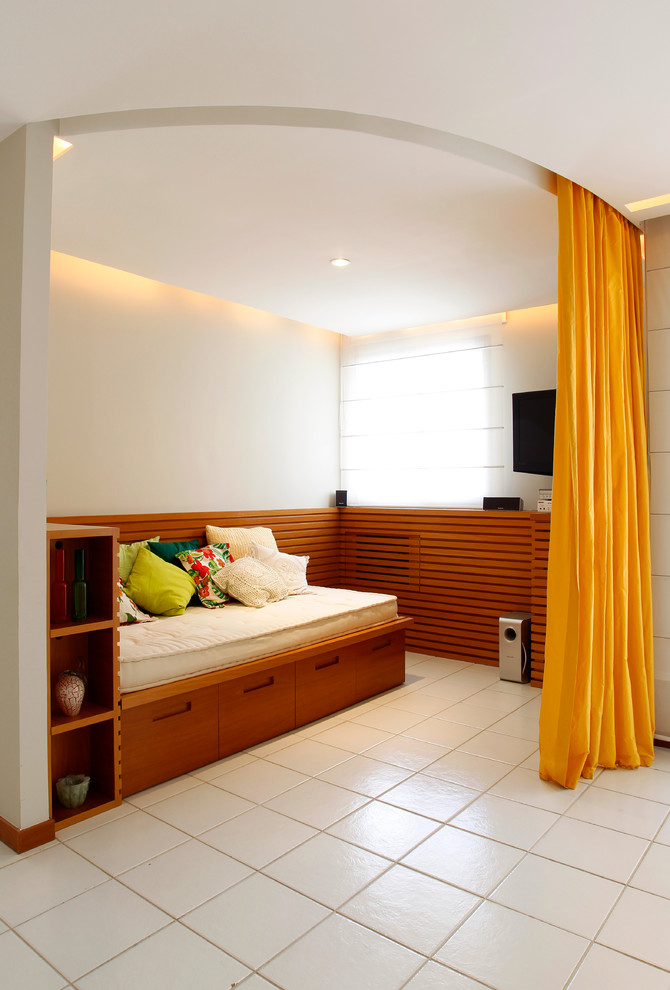 На фото: гостевая спальня (комната для гостей) в современном стиле с белыми стенами и зонированием шторами