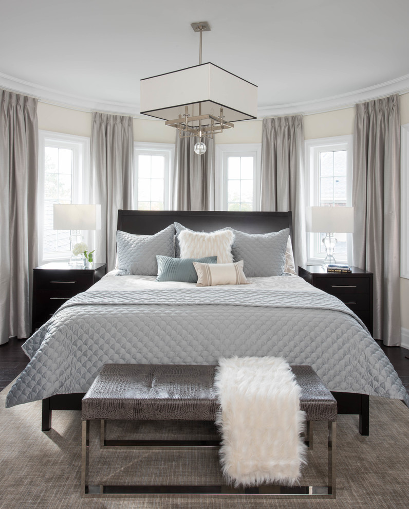 Imagen de dormitorio clásico renovado con paredes beige, suelo de madera oscura y suelo marrón