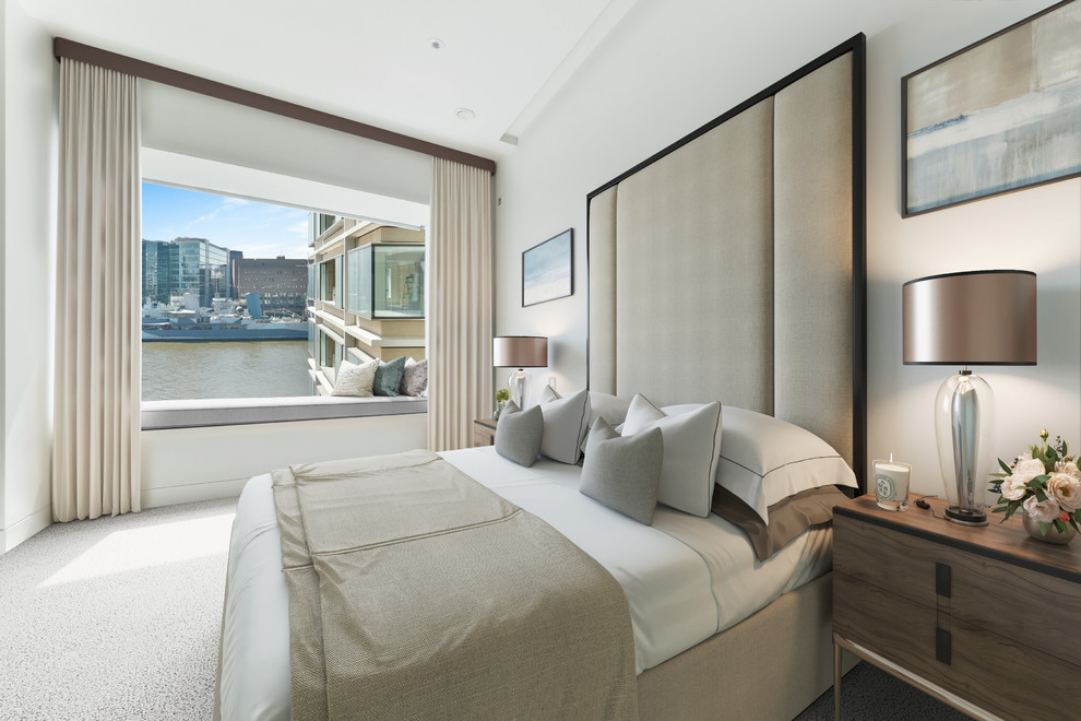 Modernes Hauptschlafzimmer ohne Kamin mit weißer Wandfarbe, Teppichboden und beigem Boden in London