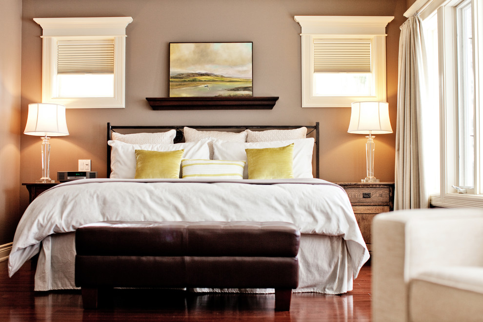 Свежая идея для дизайна: хозяйская спальня в классическом стиле с серыми стенами и темным паркетным полом - отличное фото интерьера
