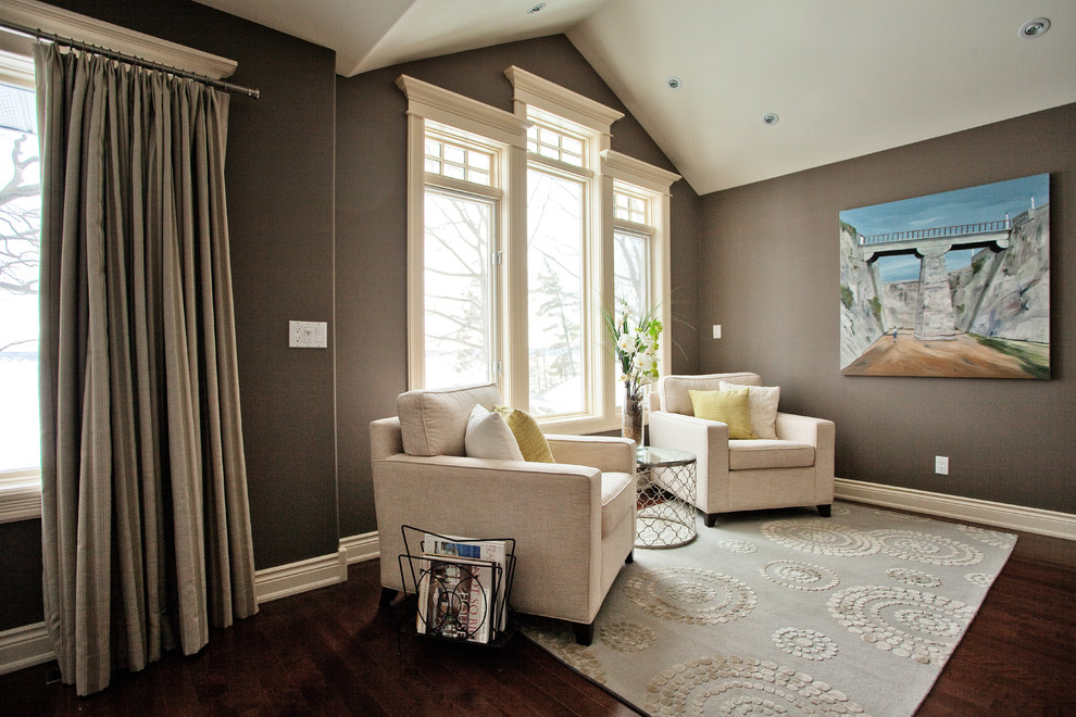 Mittelgroßes Klassisches Hauptschlafzimmer mit dunklem Holzboden und brauner Wandfarbe in Toronto