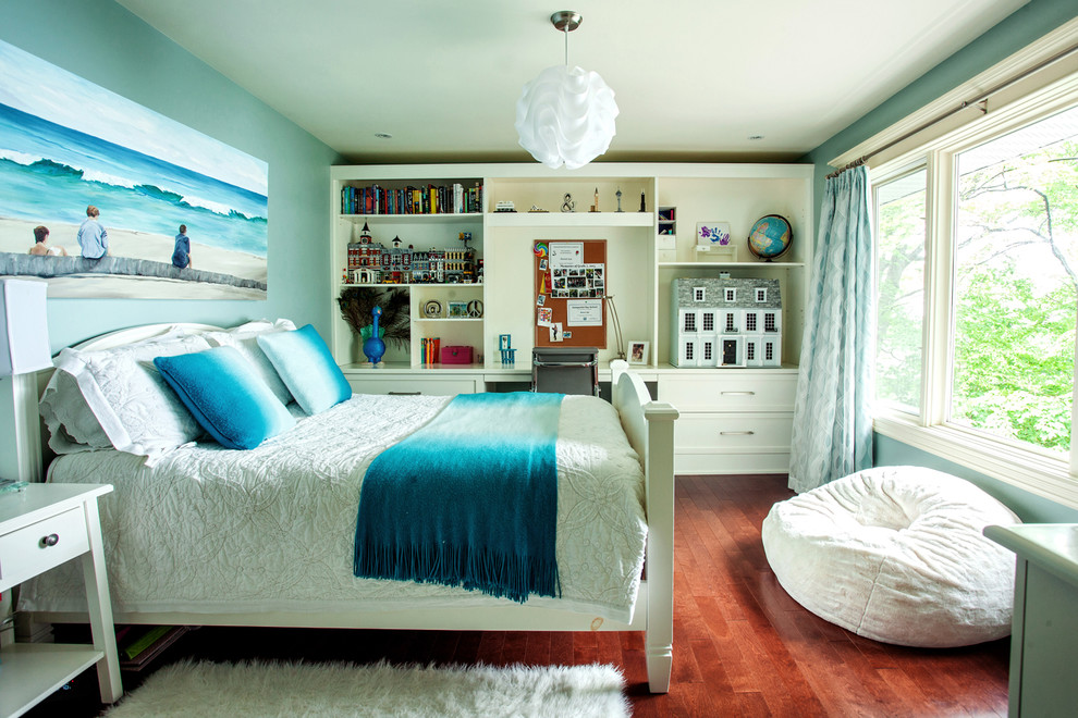 Immagine di una camera degli ospiti chic di medie dimensioni con pareti blu, parquet scuro e nessun camino