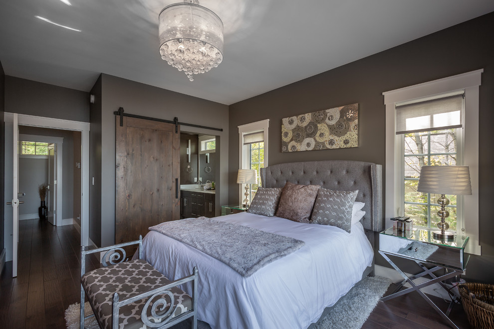 Свежая идея для дизайна: большая хозяйская спальня в морском стиле с серыми стенами, темным паркетным полом и коричневым полом - отличное фото интерьера