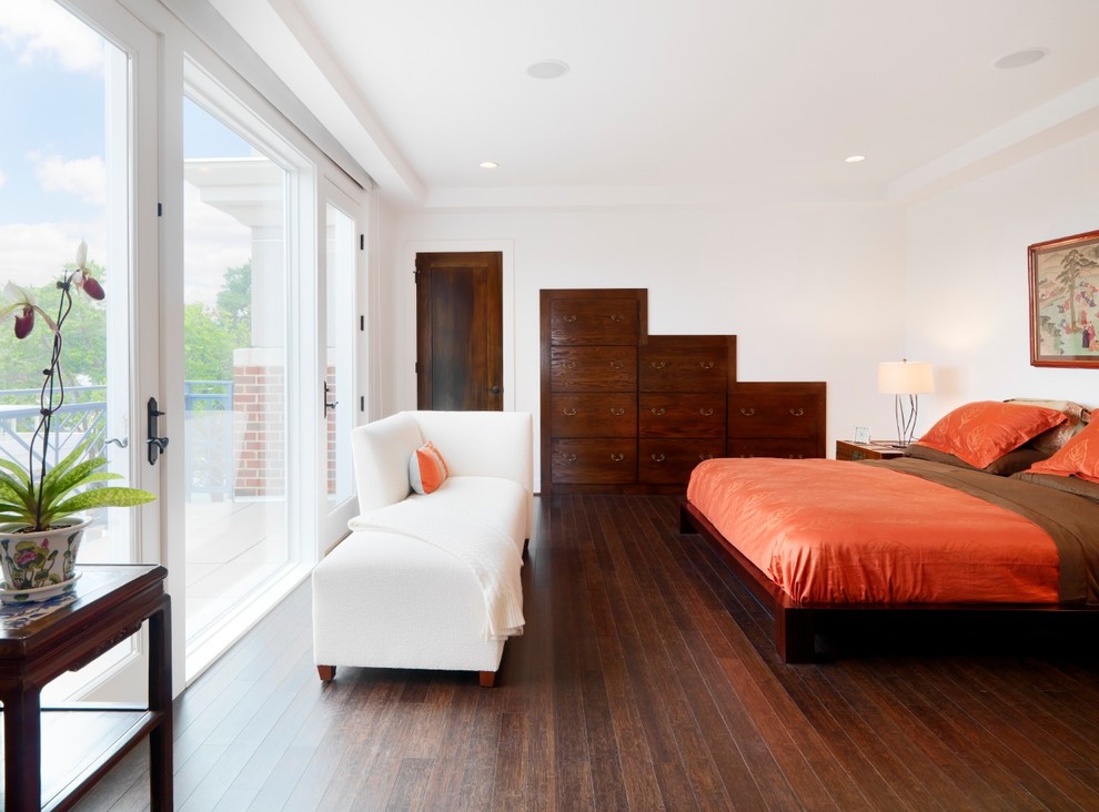 Идея дизайна: хозяйская спальня среднего размера в современном стиле с белыми стенами, темным паркетным полом и коричневым полом без камина