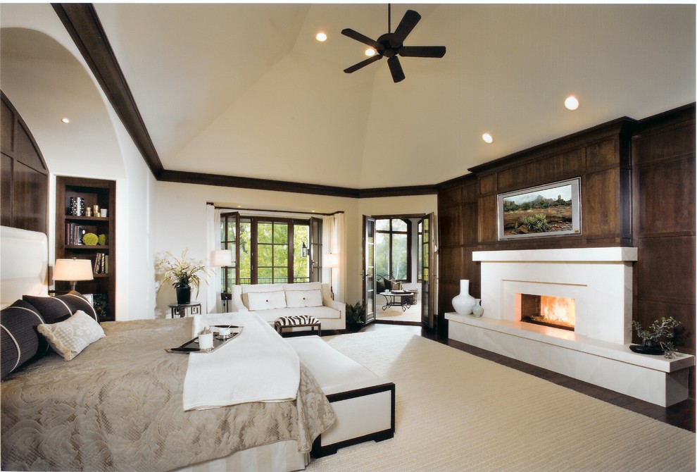 Foto de dormitorio principal clásico grande con paredes beige, moqueta, chimenea lineal, marco de chimenea de piedra y suelo beige