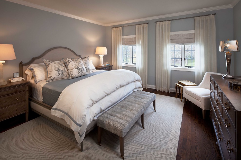 Diseño de habitación de invitados clásica renovada de tamaño medio sin chimenea con paredes grises, suelo de madera oscura y suelo marrón