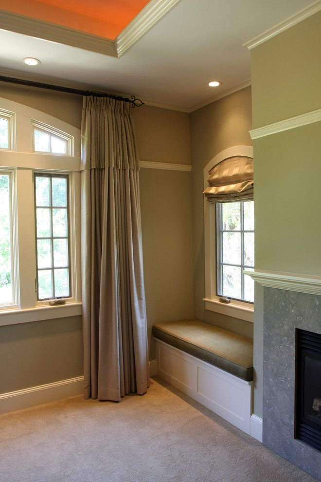 Foto de dormitorio principal rústico grande con paredes beige, moqueta, todas las chimeneas y marco de chimenea de baldosas y/o azulejos