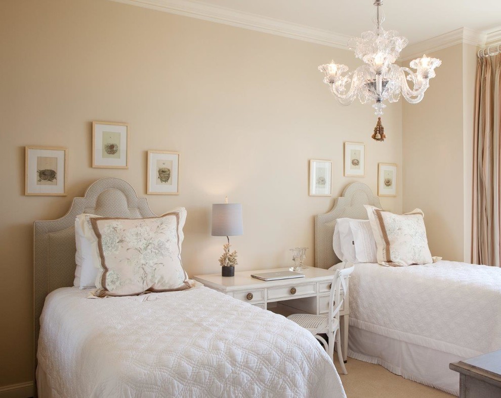 Пример оригинального дизайна: гостевая спальня (комната для гостей) в классическом стиле с ковровым покрытием и бежевыми стенами