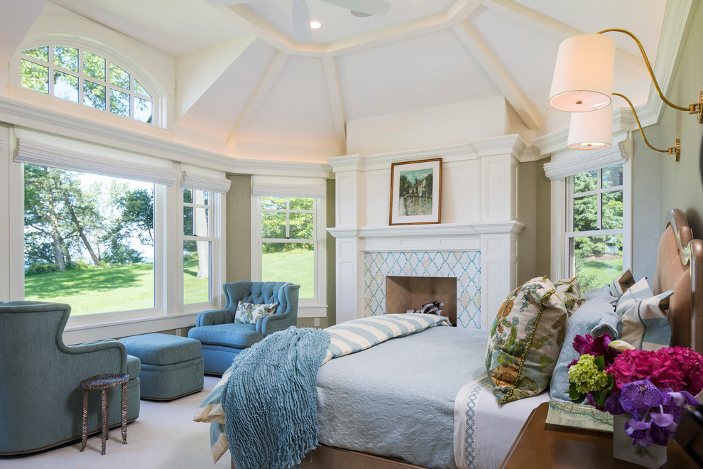 Пример оригинального дизайна: хозяйская спальня в морском стиле с серыми стенами, стандартным камином и фасадом камина из плитки