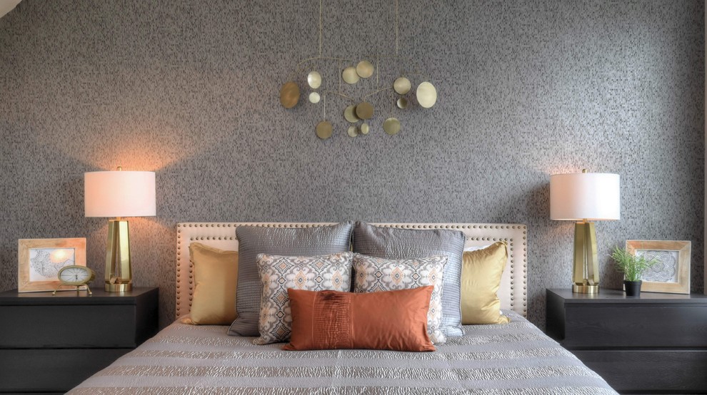ヒューストンにある中くらいなコンテンポラリースタイルのおしゃれな主寝室 (グレーの壁、暖炉なし、カーペット敷き) のレイアウト