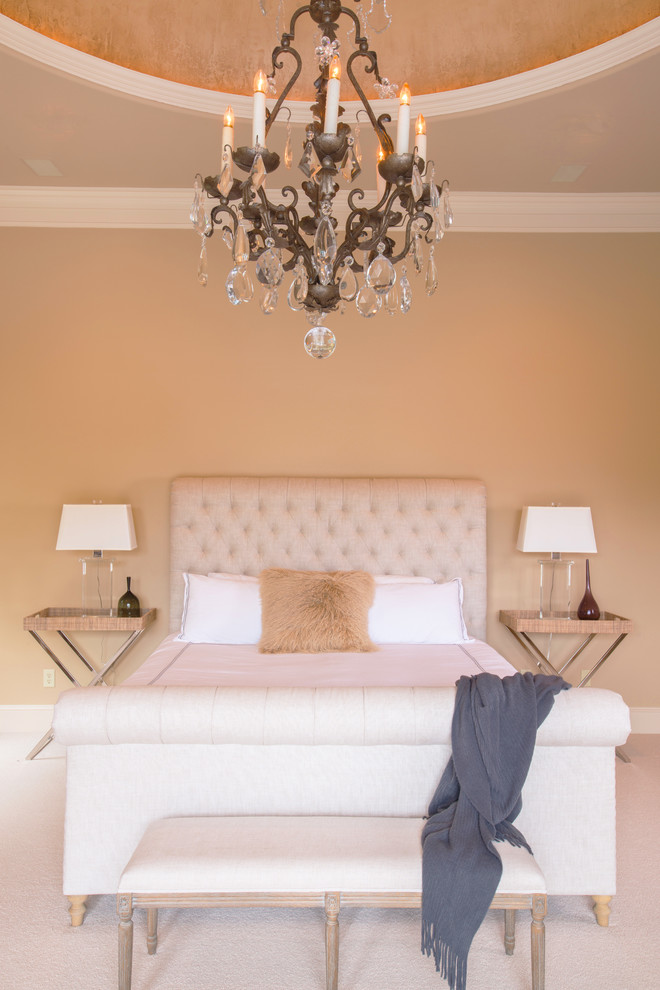 Стильный дизайн: хозяйская спальня в стиле неоклассика (современная классика) с бежевыми стенами и ковровым покрытием - последний тренд
