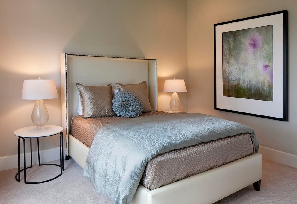 Foto de habitación de invitados clásica renovada con paredes grises y moqueta
