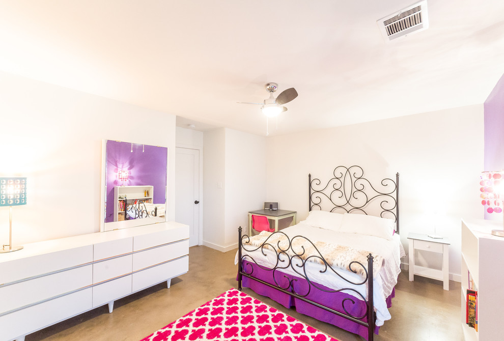 オースティンにある広いコンテンポラリースタイルのおしゃれな客用寝室 (白い壁、コンクリートの床、暖炉なし) のレイアウト