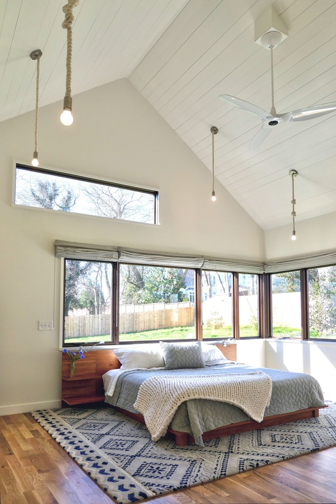 Стильный дизайн: хозяйская спальня в стиле модернизм с белыми стенами, светлым паркетным полом и коричневым полом - последний тренд