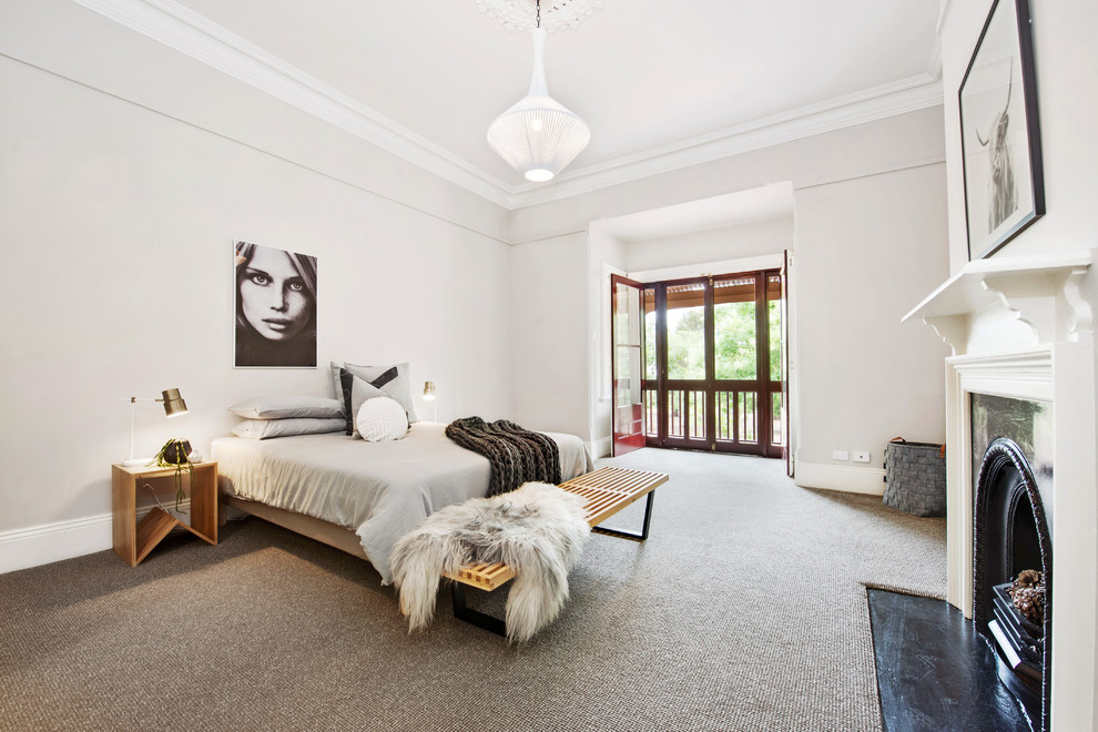 Nordisches Hauptschlafzimmer mit grauer Wandfarbe, Teppichboden, Kamin und beigem Boden in Adelaide