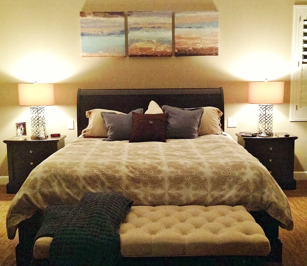 Свежая идея для дизайна: хозяйская спальня среднего размера в стиле неоклассика (современная классика) с бежевыми стенами, ковровым покрытием и коричневым полом - отличное фото интерьера