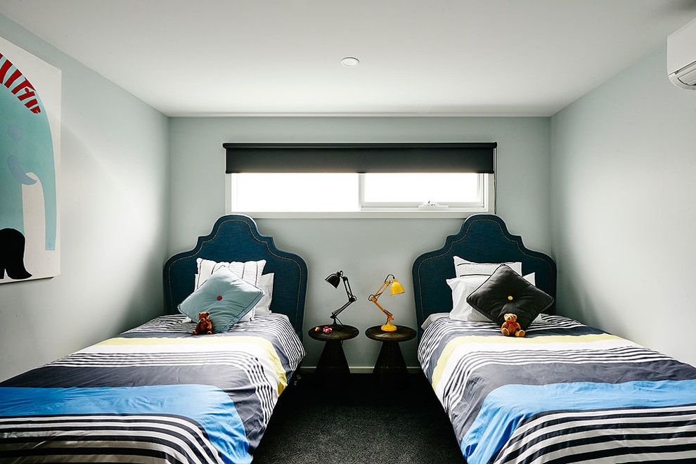 Imagen de habitación de invitados clásica renovada pequeña con paredes grises, moqueta y suelo azul