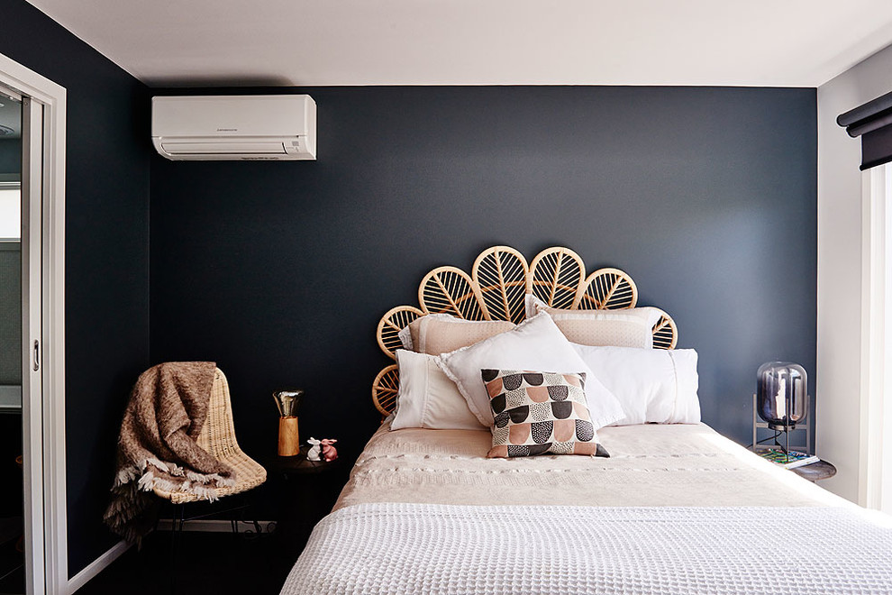 Ejemplo de habitación de invitados tradicional renovada pequeña con paredes grises, moqueta y suelo azul