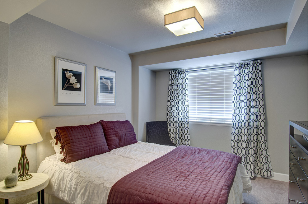 Modelo de habitación de invitados tradicional renovada de tamaño medio sin chimenea con paredes grises, moqueta y suelo marrón