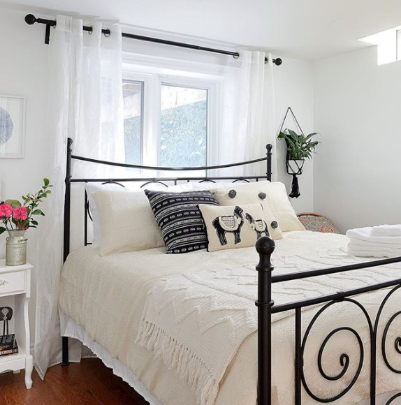 Kleines Shabby-Style Gästezimmer mit weißer Wandfarbe, braunem Holzboden und braunem Boden in Toronto