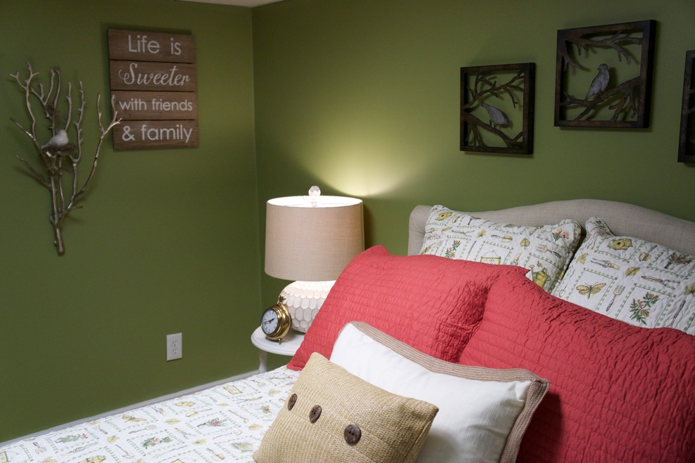 Cette photo montre une petite chambre chic avec un mur vert, aucune cheminée et un sol marron.