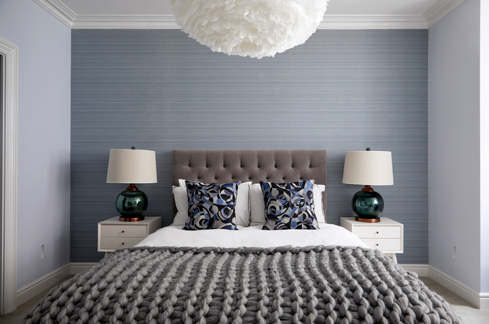 Mittelgroßes Modernes Gästezimmer ohne Kamin mit blauer Wandfarbe, Teppichboden und grauem Boden in London