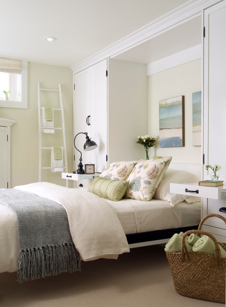 Стильный дизайн: гостевая спальня (комната для гостей) в стиле неоклассика (современная классика) с бежевыми стенами и ковровым покрытием - последний тренд