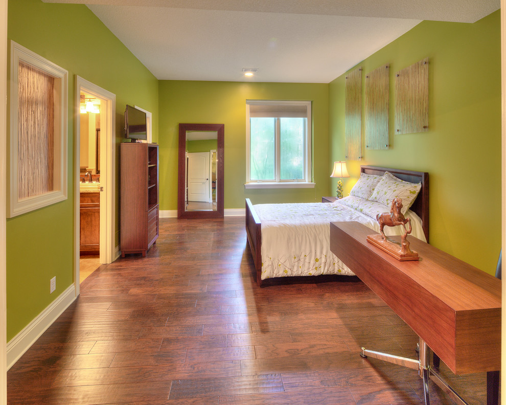 Idee per una grande camera da letto minimal con pareti verdi e pavimento in legno massello medio