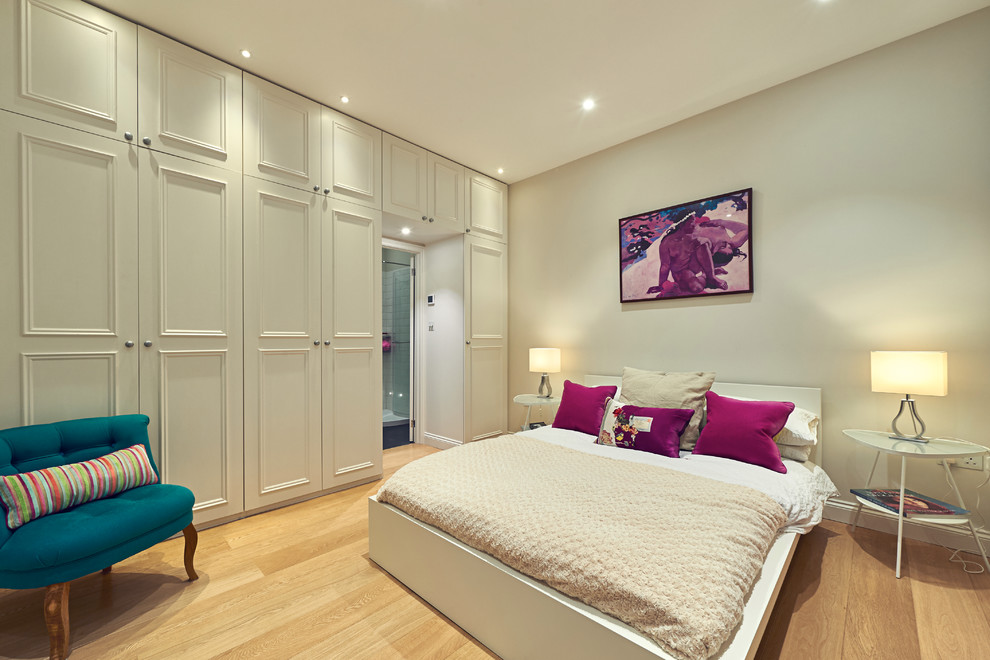 Пример оригинального дизайна: гостевая спальня среднего размера, (комната для гостей) в современном стиле с белыми стенами и светлым паркетным полом без камина
