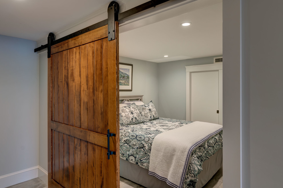Свежая идея для дизайна: гостевая спальня среднего размера, (комната для гостей) в морском стиле с синими стенами, полом из керамогранита и серым полом - отличное фото интерьера