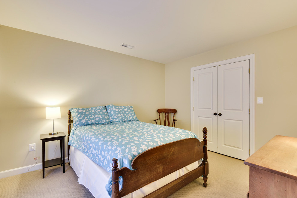 Diseño de habitación de invitados clásica de tamaño medio con paredes beige, moqueta y suelo beige