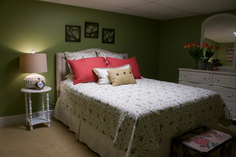 Exempel på ett litet klassiskt gästrum, med gröna väggar, heltäckningsmatta och brunt golv