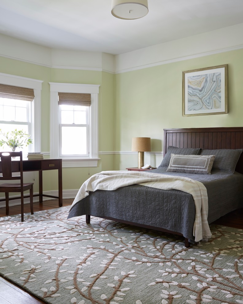 На фото: гостевая спальня среднего размера, (комната для гостей) в классическом стиле с зелеными стенами и ковровым покрытием