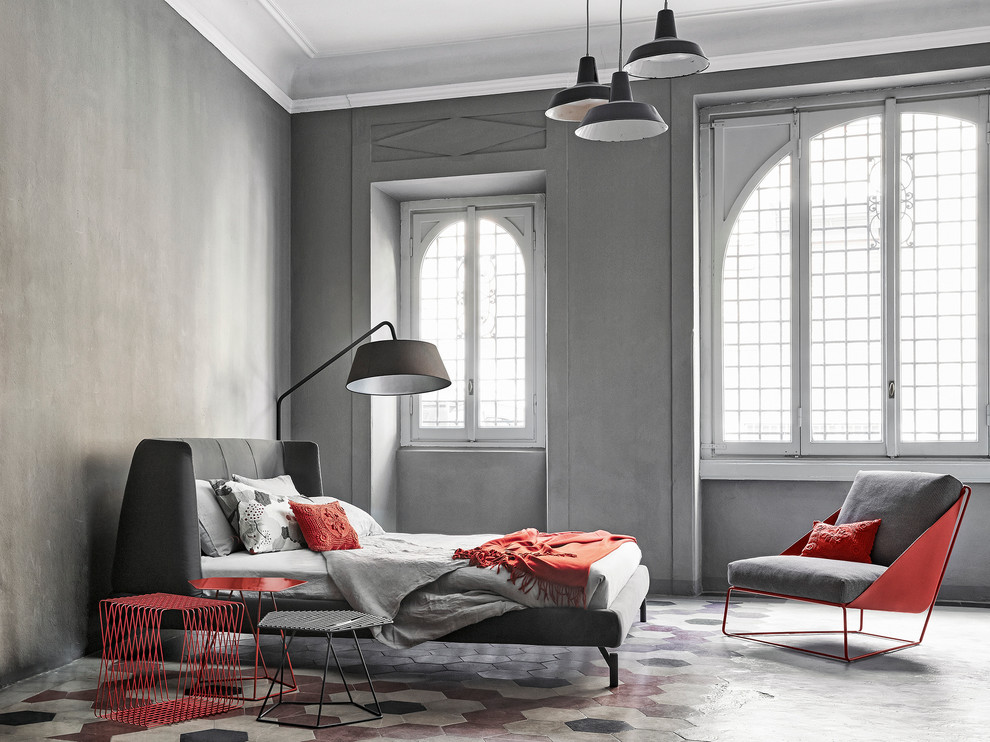Источник вдохновения для домашнего уюта: большая хозяйская спальня в современном стиле с серыми стенами, полом из керамической плитки и разноцветным полом