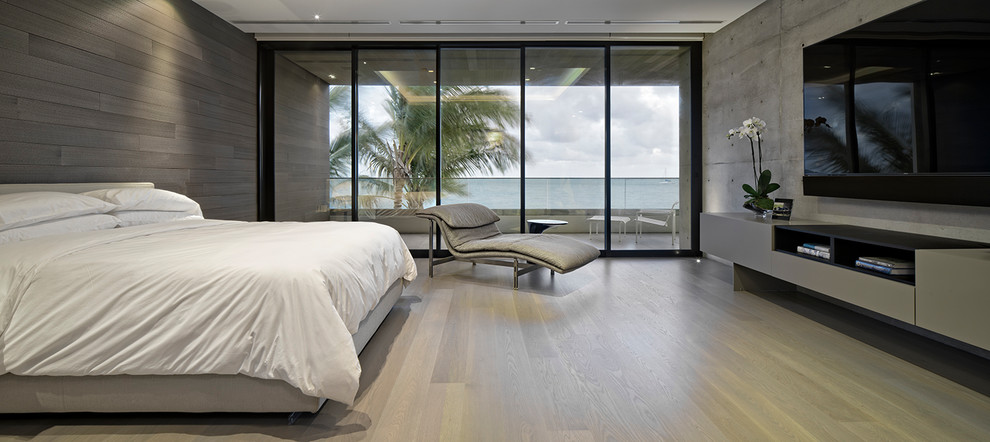 Großes Modernes Hauptschlafzimmer ohne Kamin mit bunten Wänden, Bambusparkett und beigem Boden in Miami