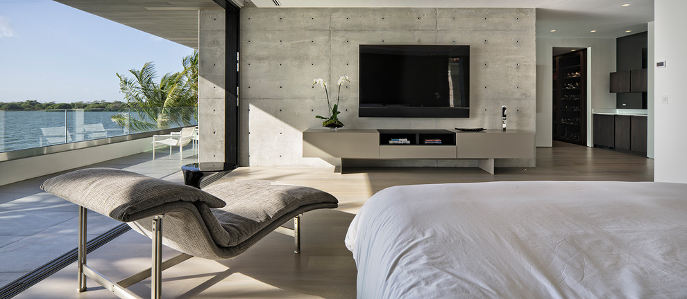 Ejemplo de dormitorio principal minimalista grande sin chimenea con suelo de bambú, suelo beige y paredes multicolor