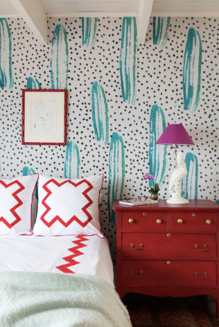 Foto de habitación de invitados bohemia pequeña con paredes multicolor, moqueta y suelo gris