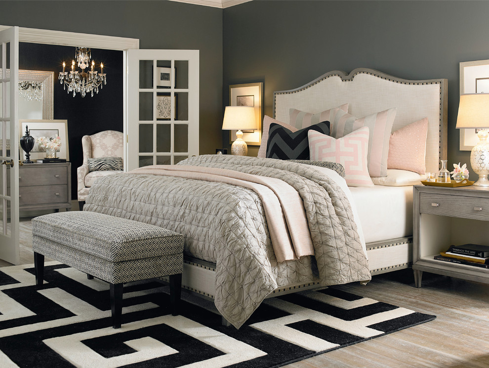 Exemple d'une chambre parentale grise et rose chic de taille moyenne avec un mur gris et parquet clair.